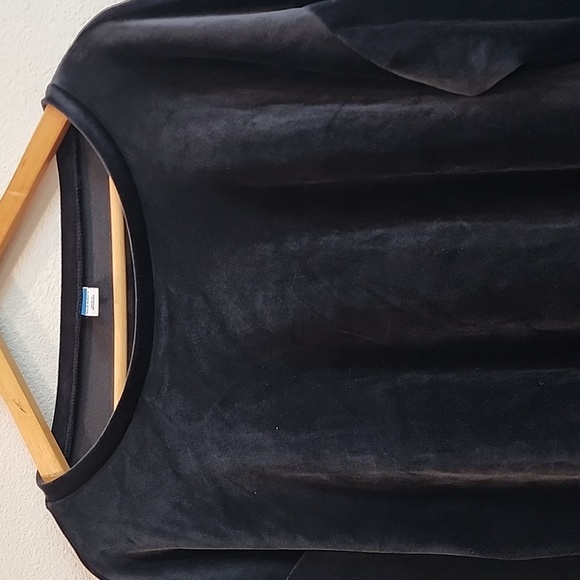 Old Navy Black Velvety Crop Sweatshirt - Picture 3 of 7